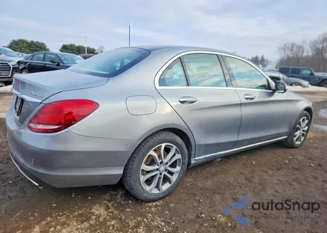 2015 Mercedes-Benz C 300 4Matic z USA, uszkodzony, nr VIN 55SWF4KB7FU005686